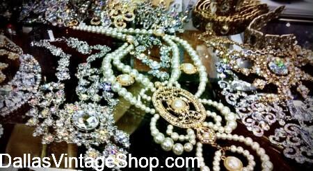 BAROQUE ERA PIRATE LADY COSTUMES: Get Baroque Era Pirate Outfits, Gowns, Fancy Hats & Jewelry from Dallas Vintage Shop. BAROQUE ERA PIRATE LADY COSTUMES: Get Baroque Era Pirate Outfits, Gowns, Fancy Hats & Jewelry from Dallas Vintage Shop.